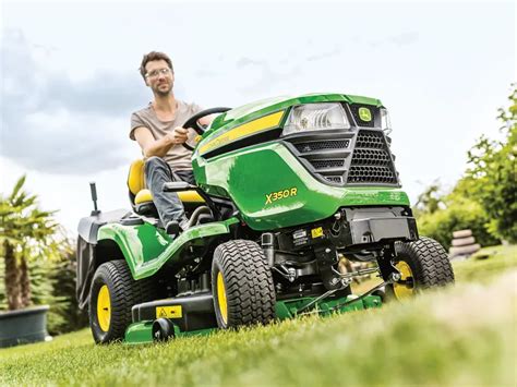 John Deere X350R w akcji na trawniku