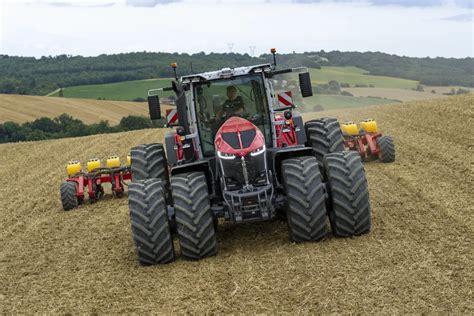 Ciągnik Massey Ferguson z serii 3600 pracujący w sadzie
