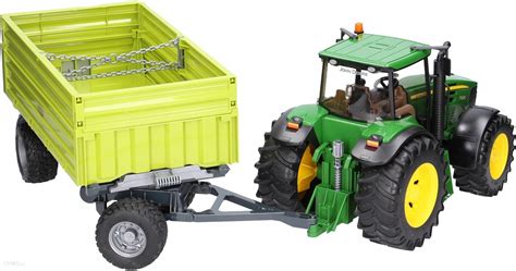 zdjęcie traktora Bruder John Deere z przyczepą