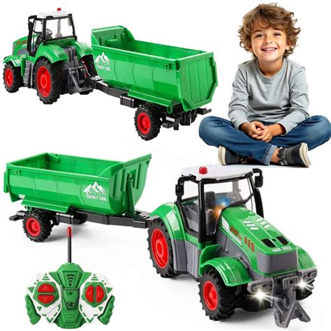 Zdalnie sterowany traktor z przyczepą w akcji