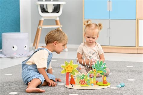 Dziecko w wieku przedszkolnym kolorujące traktor na kartce papieru
