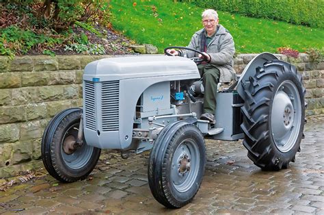 Zdjecie historyczne ciagnika Ferguson TE-20 w pracy