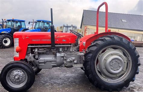 Fotografia ciagnika Massey Ferguson 65 z polowy XX wieku