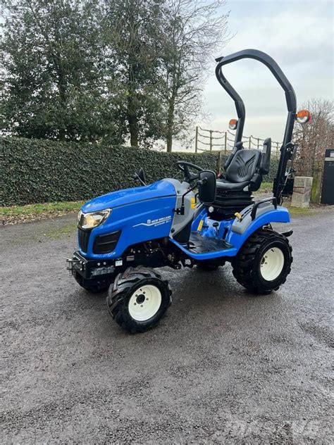Zdjęcie New Holland Boomer 25C w wąskiej przestrzeni