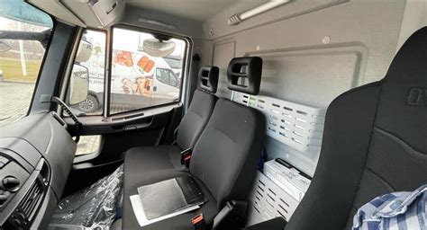 wnętrze kabiny IVECO MAGIRUS z eleganckimi wykończeniami, skórzaną tapicerką i chromowanymi detalami
