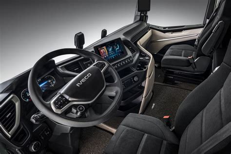 kokpit ciągnika siodłowego Iveco S-Way z wielofunkcyjną kierownicą, ergonomiczną deską rozdzielczą i wbudowaną lodówką
