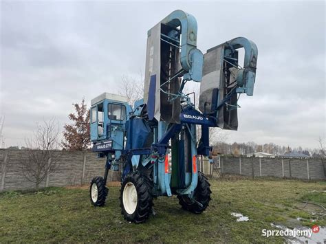 nowoczesny kombajn do zbioru winogron Braud New Holland w akcji