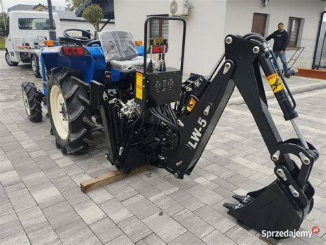 Zdjęcie małego ciągnika przegubowego w akcji