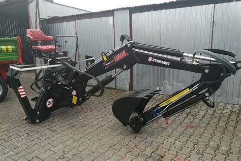 Infografika przedstawiająca 30+ przystawek do ciągnika Ventrac