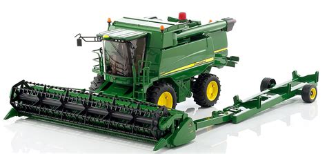 Zdjęcie przedstawiające zabawkę kombajn Bruder John Deere T670i w akcji, być może z figurką Bruder Bworld.