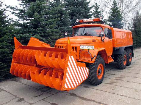 Schemat budowy lub zdjęcie pługo-wirnika ZiŁ DE210 w akcji.