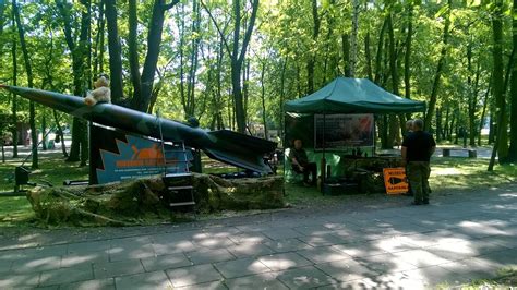 Zdjęcie eksponatów z Muzeum Saperskiego „Explosive” przedstawiające różne typy min i amunicji