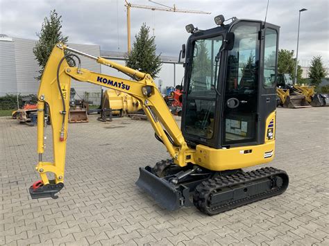Infografika z parametrami technicznymi koparki Komatsu PC16R-3HS