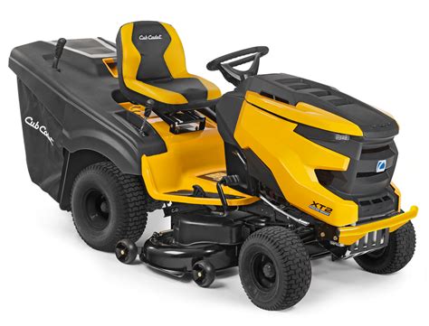 Zdjęcie przedstawiające różnorodne traktorki ogrodowe Cub Cadet w pracy
