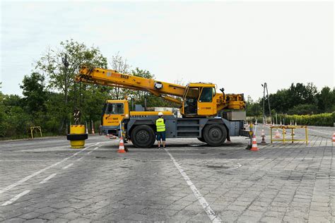 Zestawienie różnorodnych żurawi samojezdnych na placu budowy