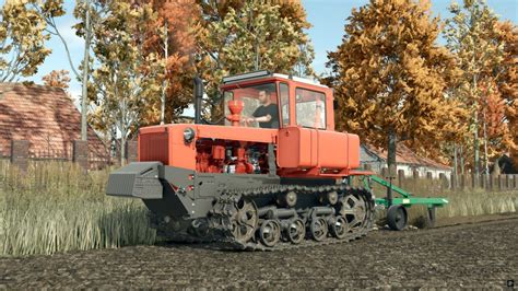 Zdjecie historyczne ciagnika gąsienicowego DT-75 podczas pracy