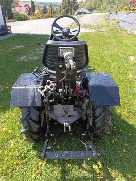 Traktorek MT8 070 z podłączonym osprzętem roboczym