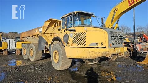 Volvo A35D w akcji, transportujące materiały sypkie na placu budowy