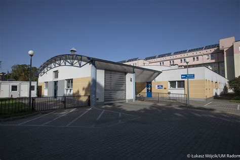 Zewnętrzny widok na wejście do Szpitalnego Oddziału Ratunkowego