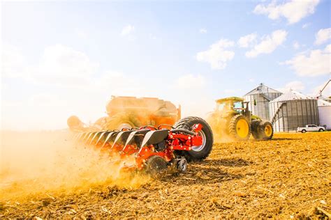 Logo marki Case IH z elementami graficznymi symbolizującymi rolnictwo i innowacje