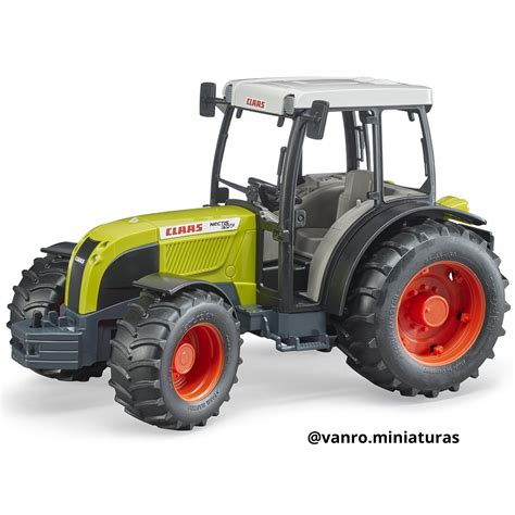 Widok boczny ciągnika Claas Nectis 267f w winnicy lub sadzie