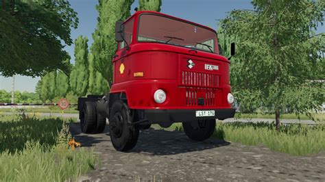 Ciężarówka IFA L60 na tle wschodu słońca