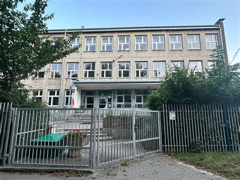 Zdjęcie przedstawiające wejście do lokalnego warsztatu w Skrzeszewie