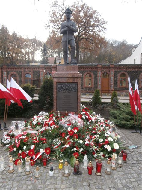 Zdjęcie pomnika żołnierzy w Baligrodzie z tablicą i orłem z koroną.