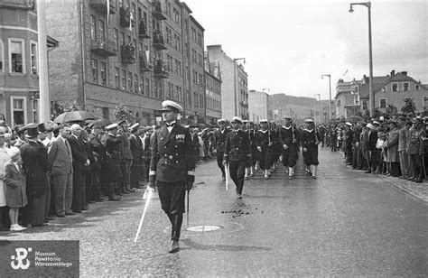 Historyczna fotografia sadu owocowego z okresu międzywojennego w Polsce