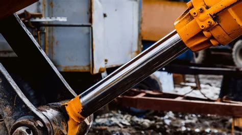 Zilustrowany proces montażu modułowej głowicy cylindra hydraulicznego