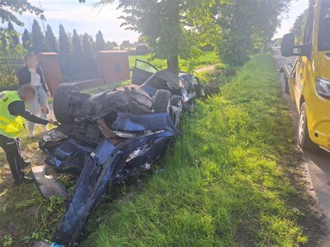 Zdjęcie miejsca wypadku na drodze wojewódzkiej, pojazdy ratunkowe