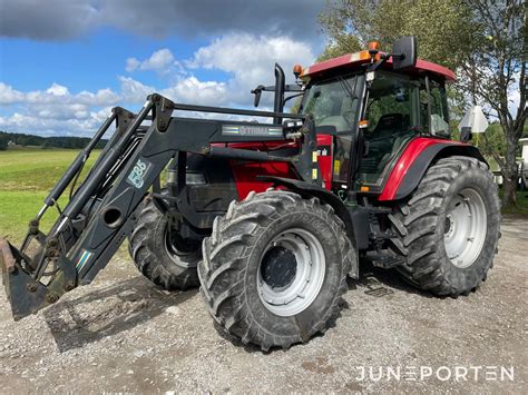 Zdjęcie przedstawiające ciągnik rolniczy Case IH MXM155 Maxxum w akcji na polu