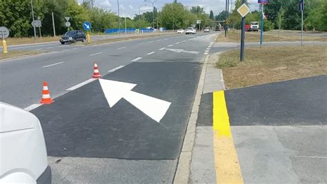 Bariery fizyczne i oznakowanie poziome oddzielające strefy ruchu