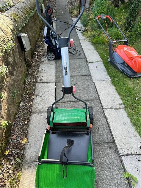 Zdjęcie kosiarki bębnowej ręcznej Brill RazorCut Premium 38 w użyciu na trawniku