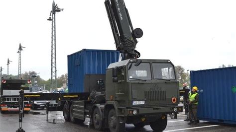 Infografika z parametrami technicznymi żurawia HIAB 855 EP-5