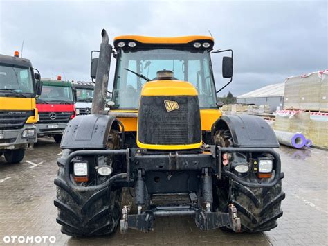 Zdjęcie przedstawiające nowoczesny ciągnik JCB Fastrac podczas pracy w polu