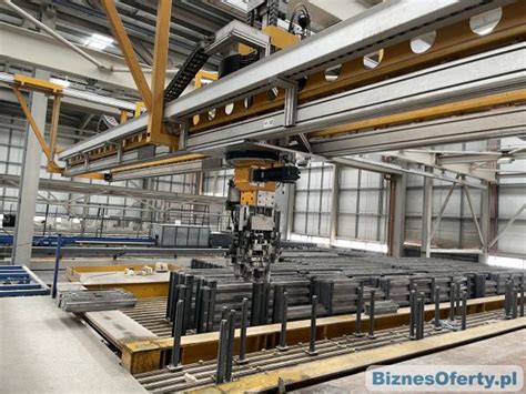 Zdjęcie przedstawiające nowoczesną linię produkcyjną i proces montażu elementów