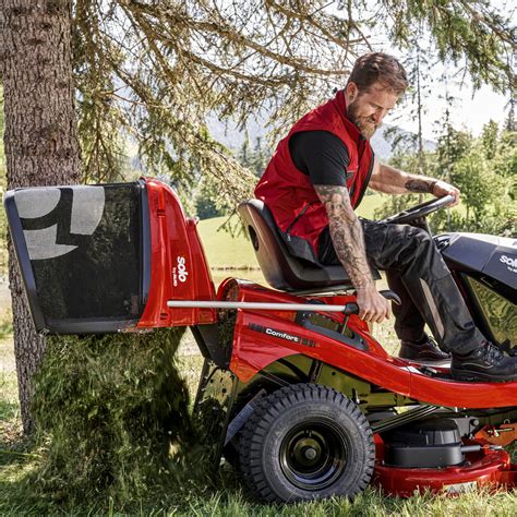 Zdjęcie przedstawiające traktor ogrodowy Solo by AL-KO T22-103.3 HD-A V2 podczas pracy w ogrodzie