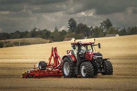 Wizualizacja ciągnika Case IH serii Maxxum podczas pracy w polu