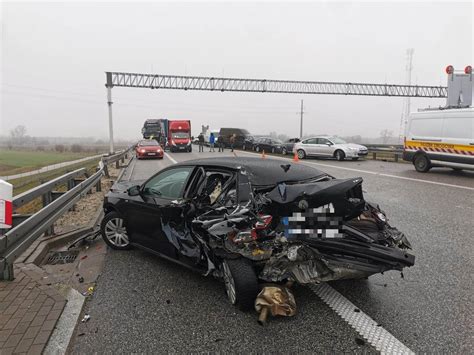 Zdjęcia uszkodzeń samochodu Mercedes po wypadku, ze szczególnym uwzględnieniem boku i przodu