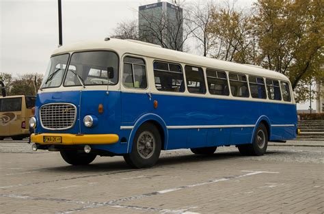 Zdjecie historycznej wywrotki Jelcz w pracy na budowie