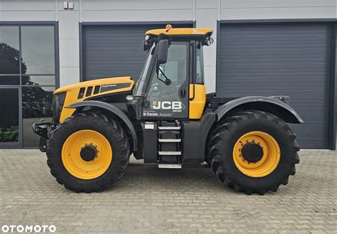 JCB Fastrac z osprzętem lotniskowym