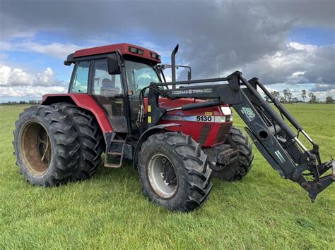 Zdjęcie ciągnika Case IH Maxxum 5130 w pracy na polu
