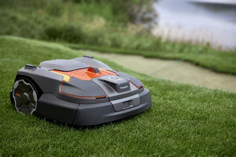 Tematyczne zdjęcie kosiarki automatycznej Husqvarna Automower pracującej na trawniku