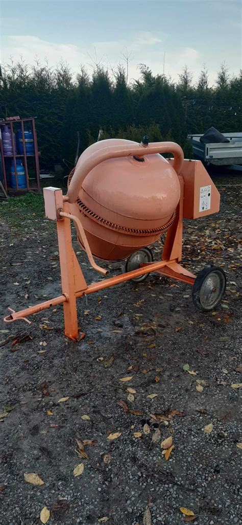Betoniarka BWE-200KJ w trakcie pracy na budowie