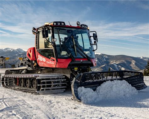 Detailed close-up of PistenBully KombiPlus tracks