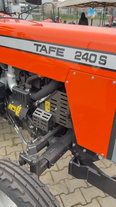 TAFE 240S na targach rolniczych, zbliżenie na przód ciągnika