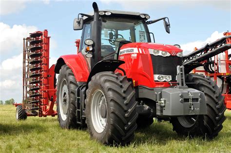 Współczesne ciągniki Massey Ferguson w rzędzie na tle krajobrazu
