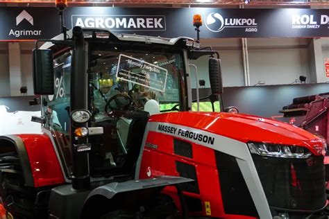 Panel sterowania w kabinie ciągnika Massey Ferguson serii 8S