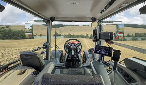 Wnętrze kabiny ciągnika Massey Ferguson serii 7S z widokiem na pola